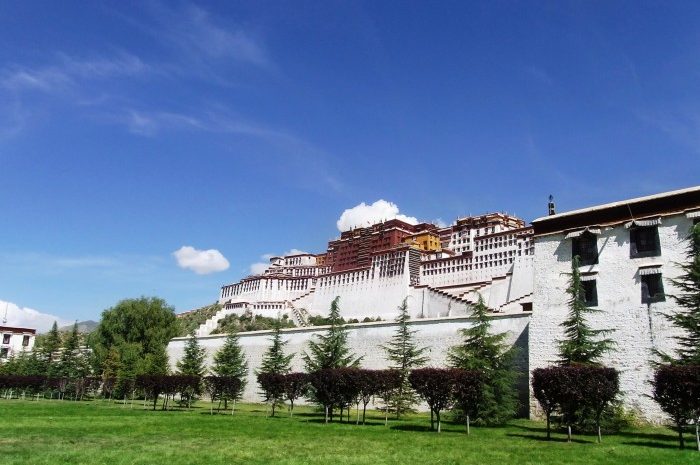 過ごしやすい夏のチベット、お祭ツアーも楽しめますよ。（写真はポタラ宮　夏は緑もきれいです）