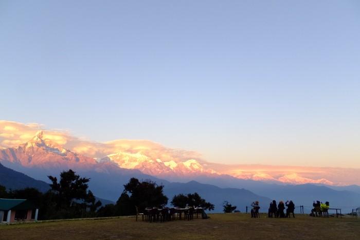 冬の旅行先として人気のネパール！夕日に染まるヒマラヤの山々も神々しい