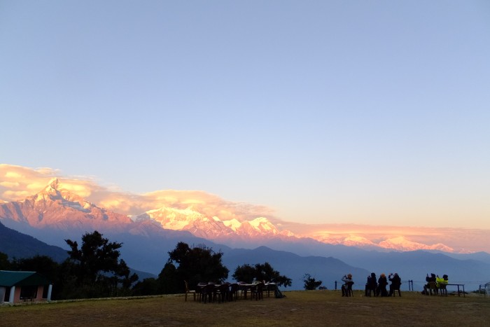 冬の旅行先として人気のネパール!夕日に染まるヒマラヤの山々も神々しい