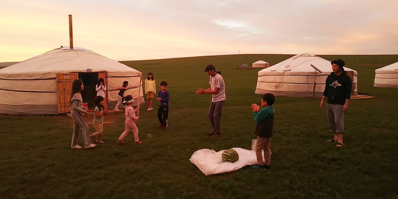 夕暮れの草原でスイカ割り！ デザートをおいしくいただきました。