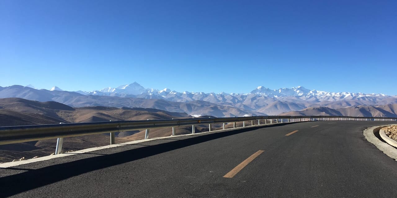 パンラ峠の直下からは8,000m峰がずらりと並びます