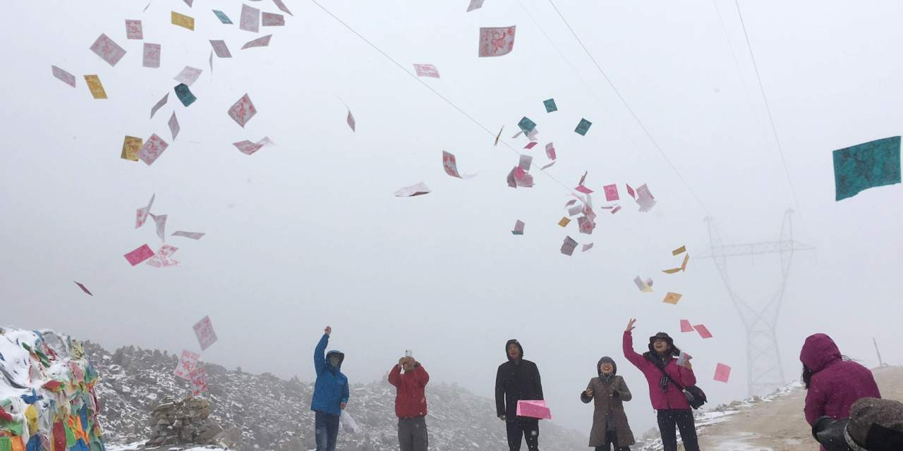 5,050メートルの峠で旅の安全を祈ります。「ラーギャロー！」