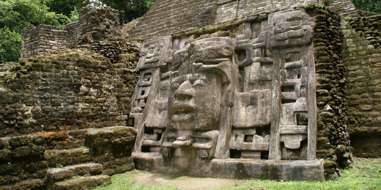 ラマナイ遺跡に残る仮面の神殿。かつてこれを覆うようにさらに大きなピラミッドが建てられました