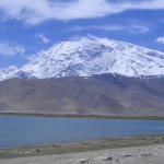 高峰ムスターグ・アタ峰を背景に静かにたたずむ標高3600mのカラクリ湖