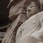 黄河河畔の絶壁に彫られた迫力満点の炳霊寺の大仏像