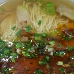 蘭州の牛肉麺（麺は細く食べやすい。辛さもお好み次第）