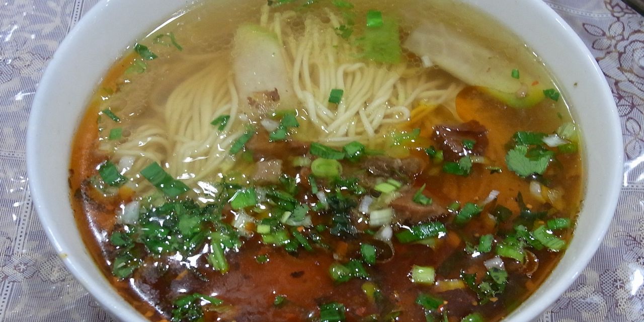 蘭州の牛肉麺（麺は細く食べやすい。辛さもお好み次第）