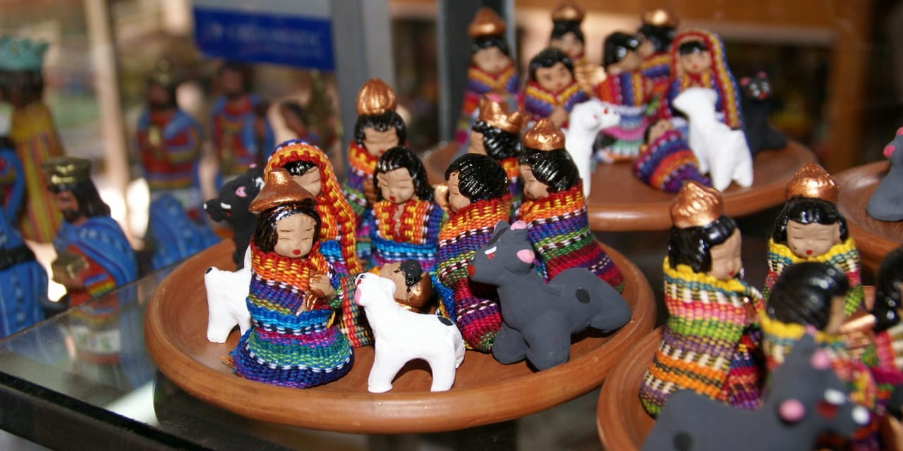 アンティグアでは民芸品市場も訪れます