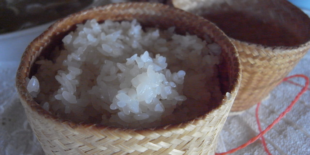 ラオスではもち米（カオニャオ）が竹かごで出てきて、これがまたおいしいのです。