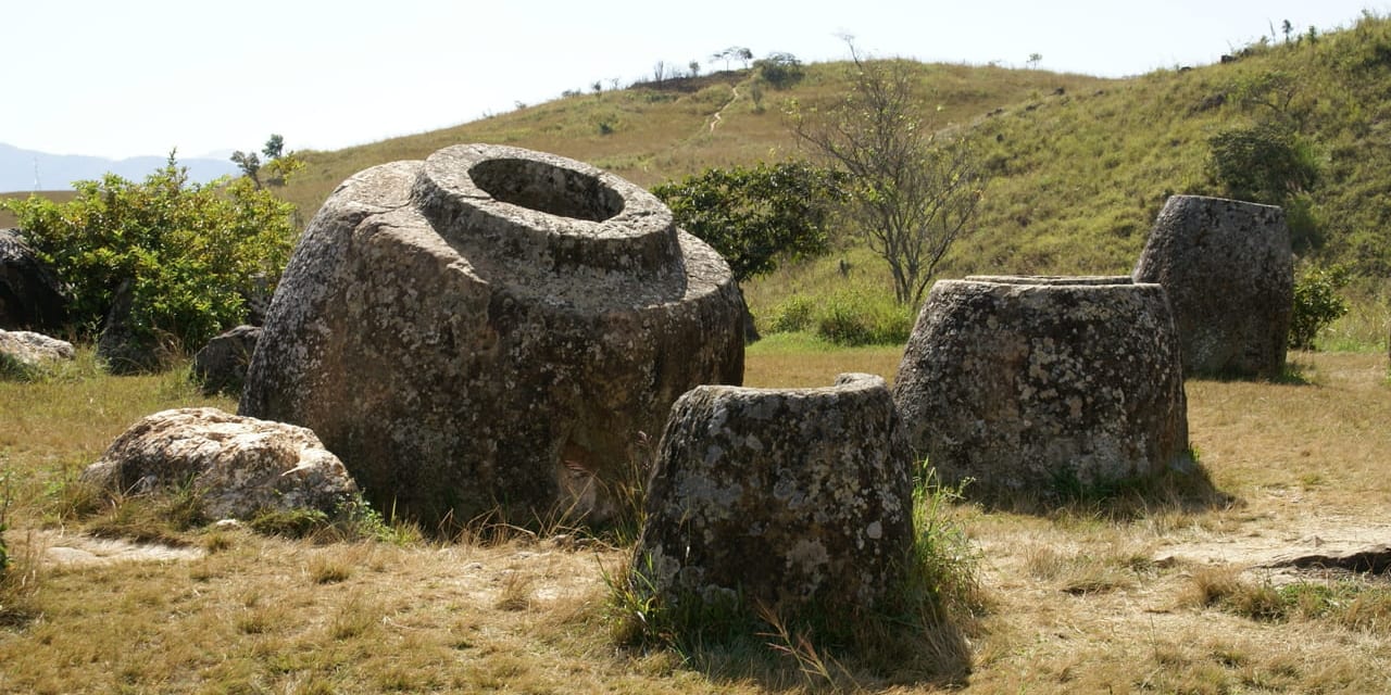 ジャール平原の石壷は人がすっぽり入るほどの大きさだ　その用途はいまだ謎に包まれている