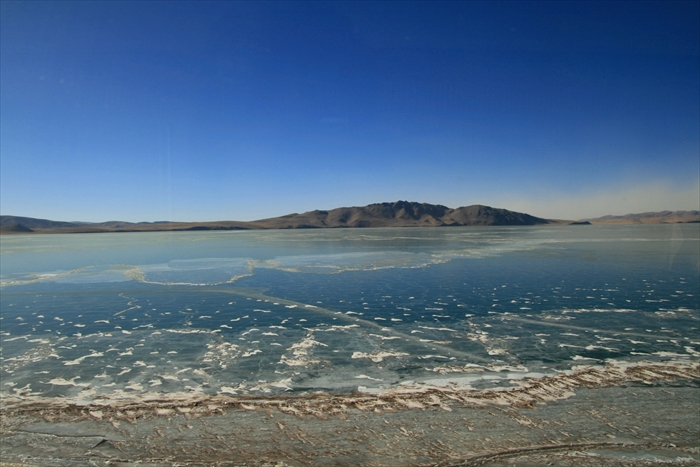 冬には凍りつくツォナ湖の湖面
