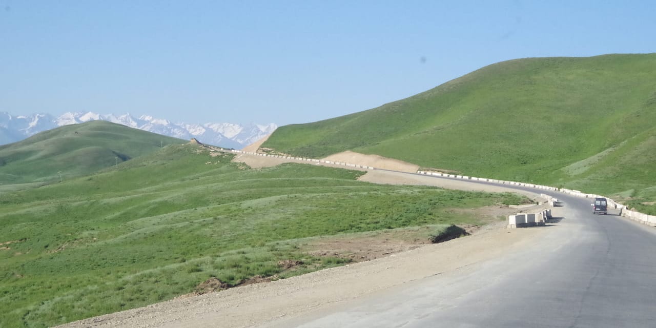 トルガルト峠を越えると荒涼とした岩肌の世界から草原の国への一変する