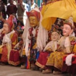 中心にいるのがグル・リンポチェ(タクトク・ツェチュ祭にて)