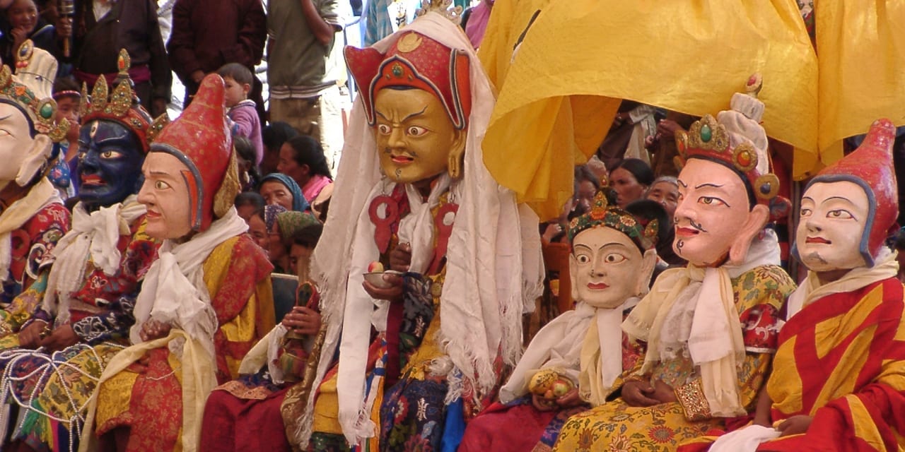 中心にいるのがグル・リンポチェ（タクトク・ツェチュ祭にて）