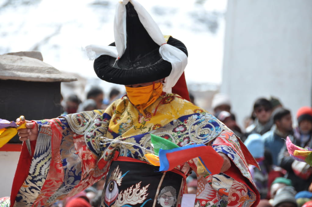 祭の始めに踊られるシャナ（黒帽の舞）。大地を清め、神々が降臨する場をつくる。