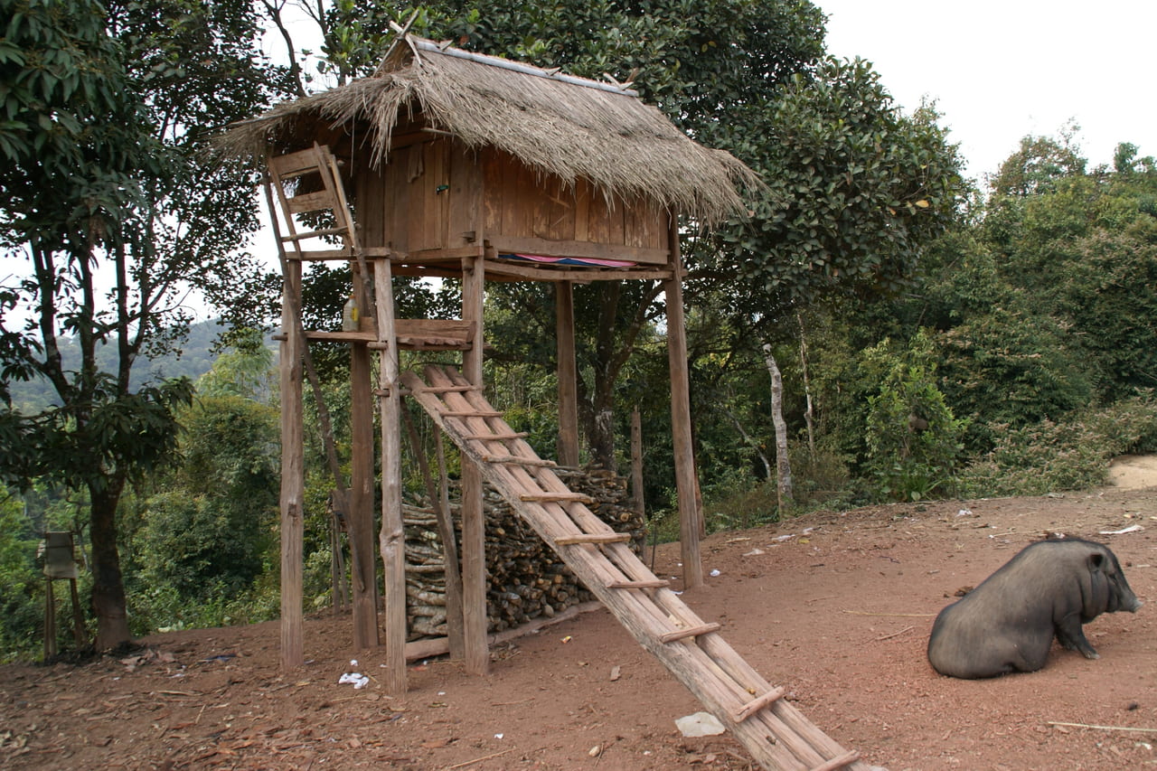 村で見かけた若者のための小屋（ラオス　ルアンナムター）