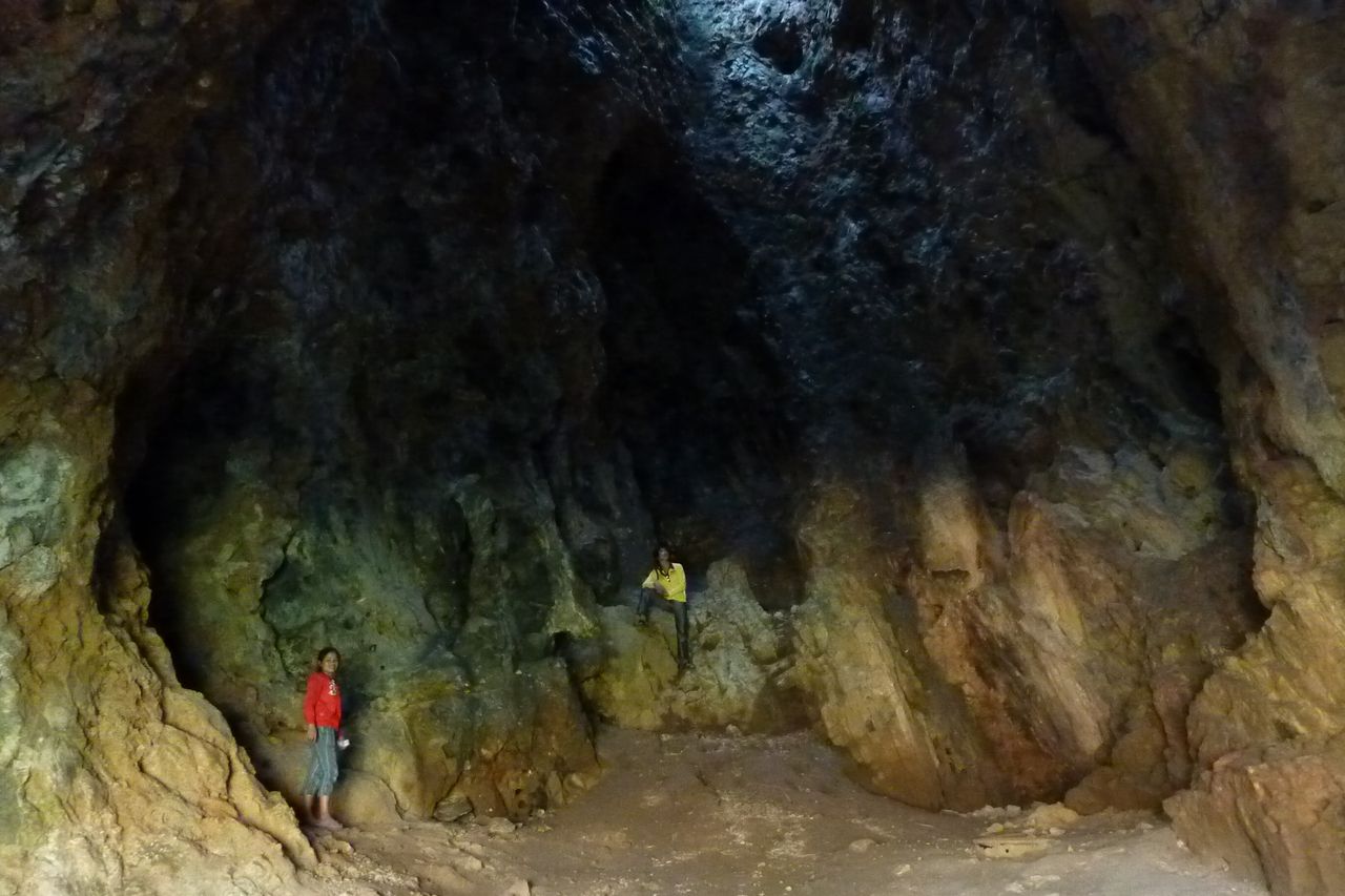 天井部に穴が開いた洞窟、ここで火葬が行われていたのだろうか？