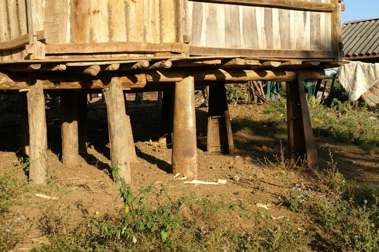 クラスター爆弾の殻を使った小屋の柱