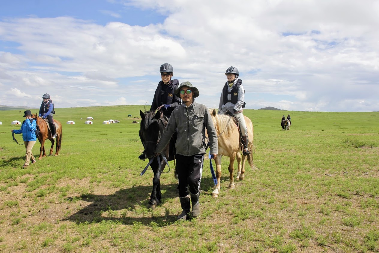 引き馬から開始して、まずは自分の馬に慣れます