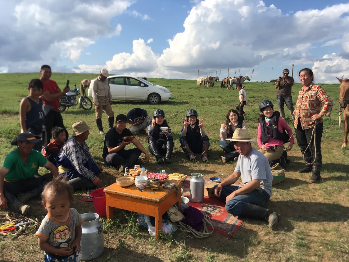 乗馬途中で今年最初の馬乳酒を楽しむ遊牧民一家に遭遇！