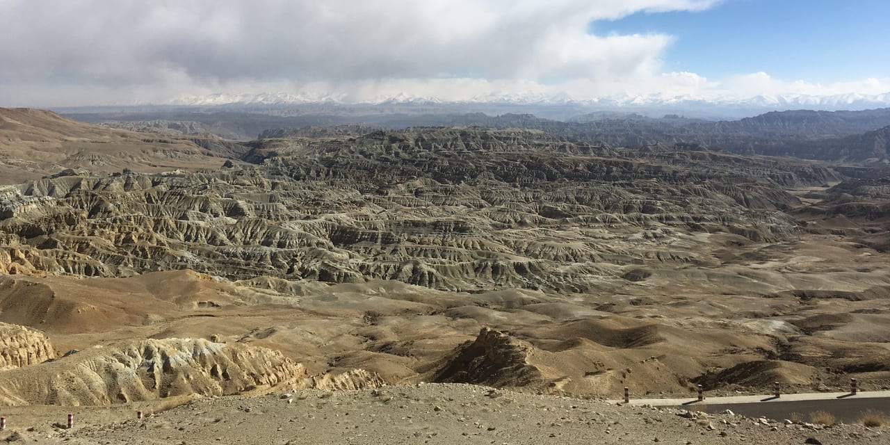 土林と呼ばれる光景 かつてここは巨大な湖の底で、その堆積物が作り出した風景だという