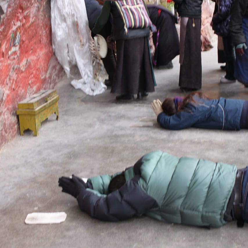 五体投地する中村