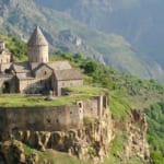 がけっぷちに建てられたタテヴ修道院、その景観は圧巻