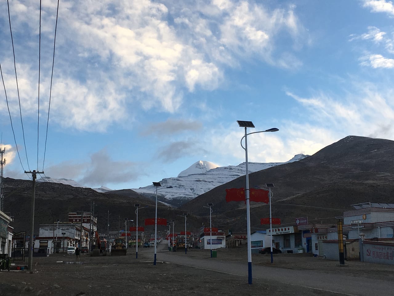 朝、晴れました！　カイラス山とご対面です！