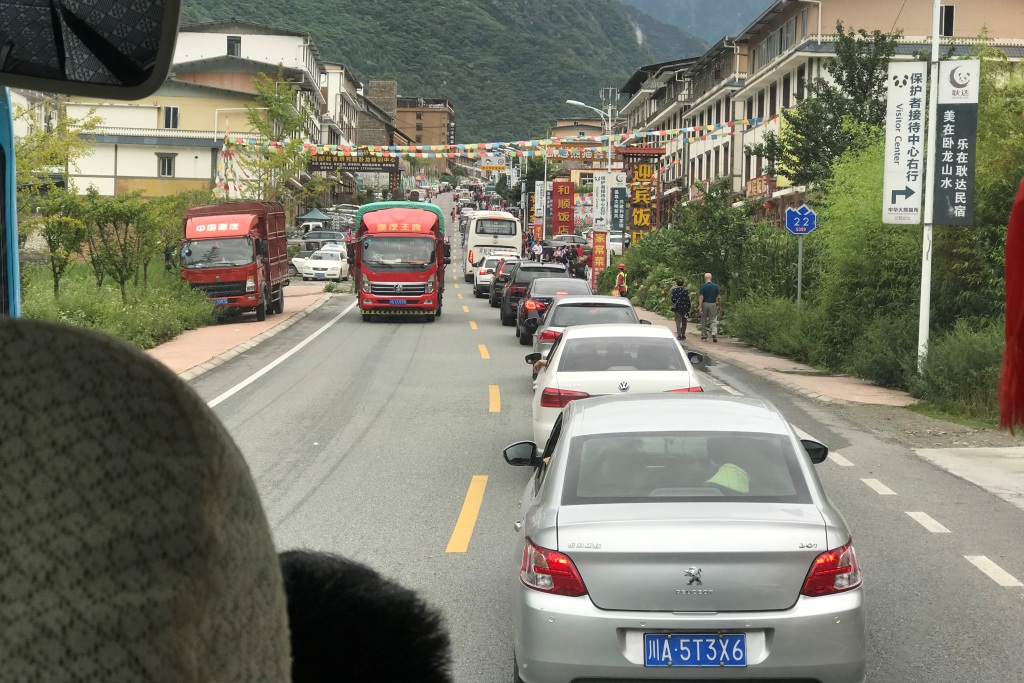 臥龍のパンダ渋滞　最近の中国は良い車ばかりです