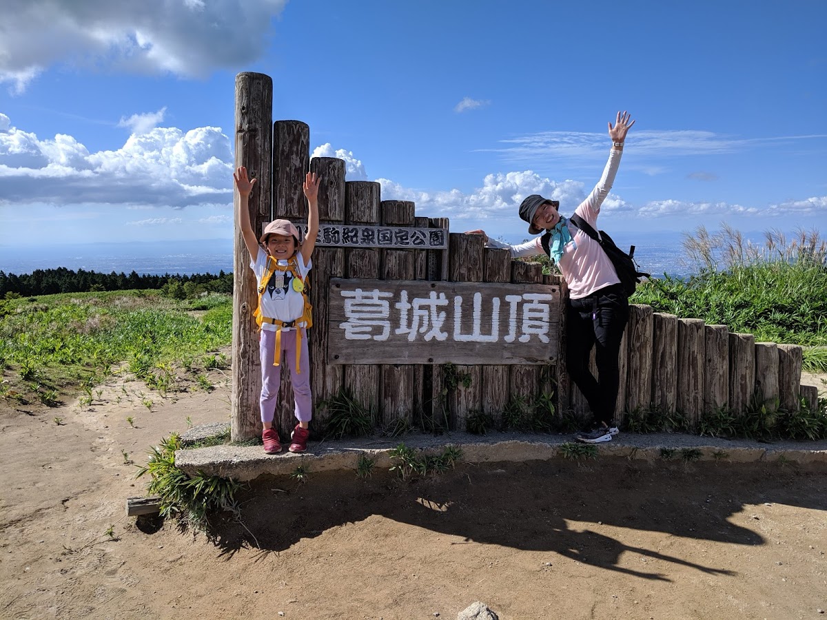 頂上では大阪平野と奈良盆地がどちらも一望できる絶景が待っています！