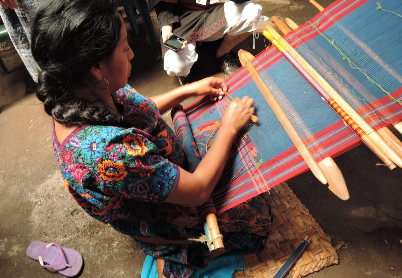 グアテマラの織物。女性が着ているのがコルテです。