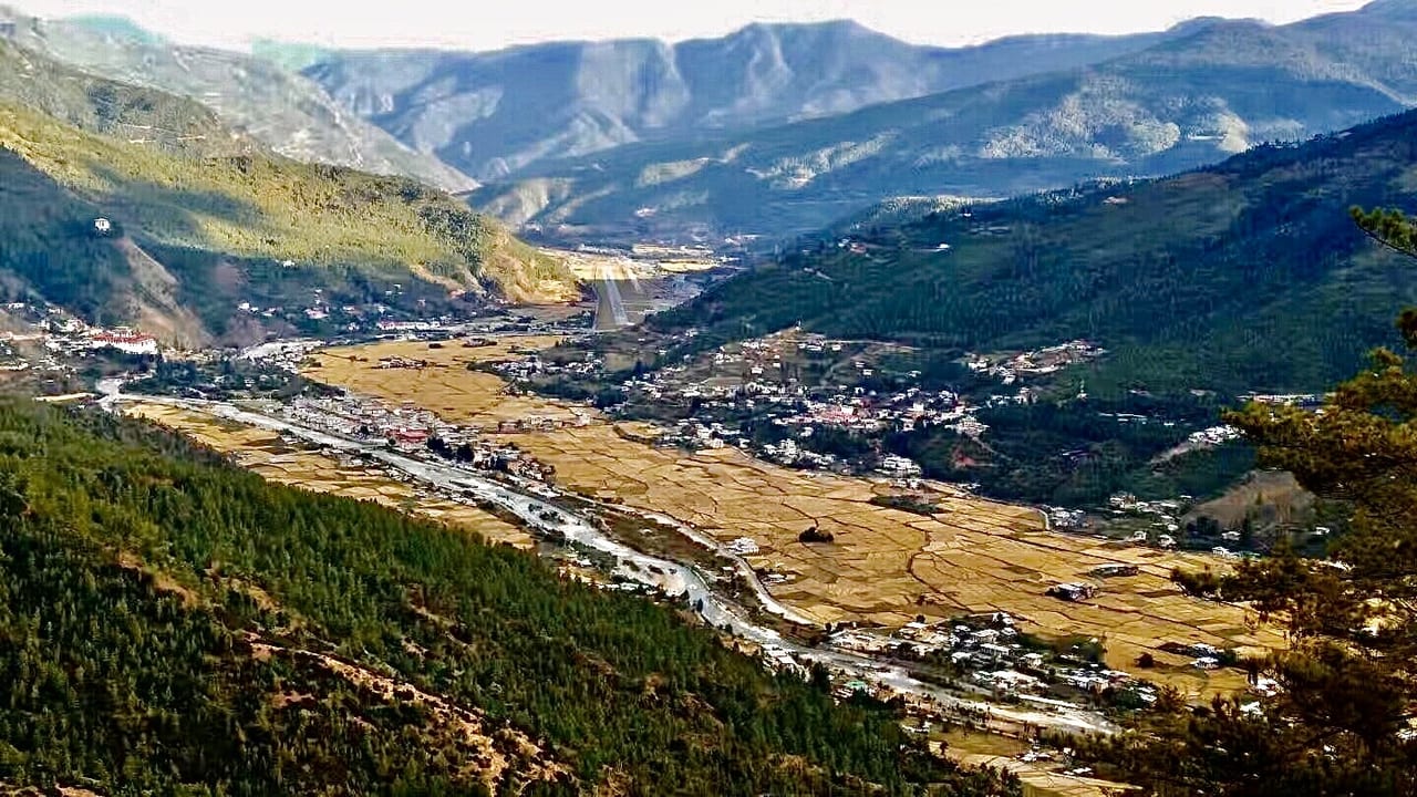 秋のブータン　村の風景