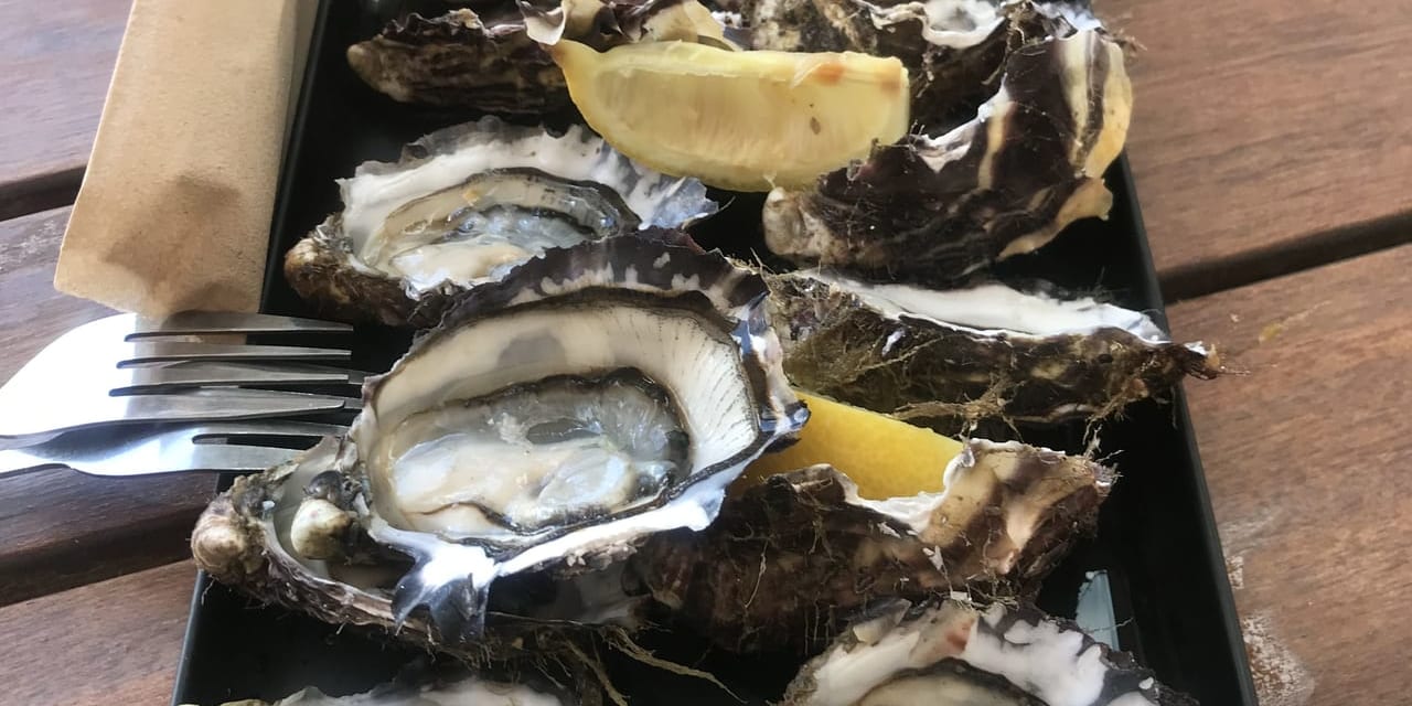 生牡蠣はレモンを絞るだけのシンプルな食べ方が一番！