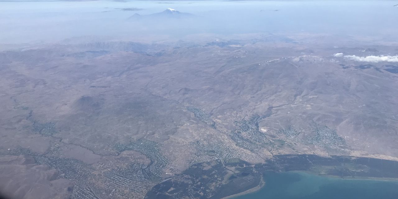 アルメニアのセヴァン湖上空からアララト山を望む