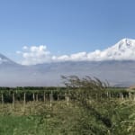 首都エレヴァンの郊外からアララト山を望む