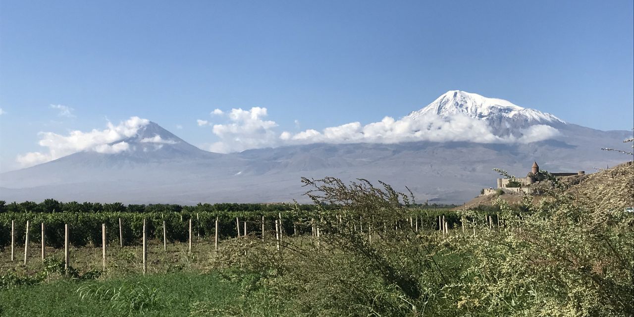 首都エレヴァンの郊外からアララト山を望む