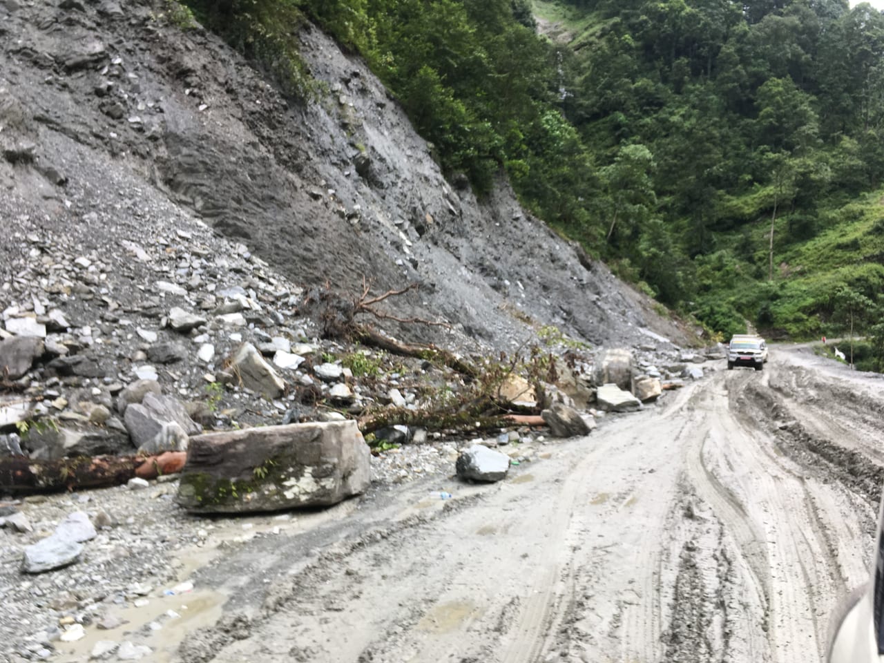 なかなかスリリングな道路状況です