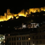 トビリシの旧市街裏にそびえるナリカラ要塞夜景（ジョージア）