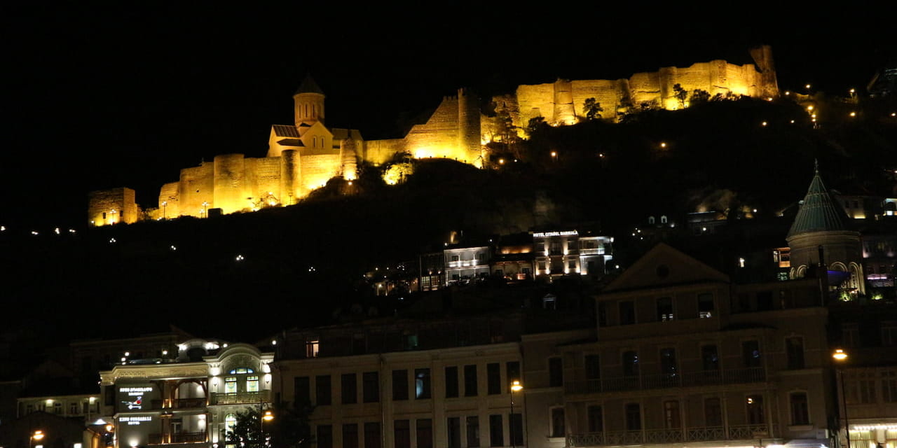 トビリシの旧市街裏にそびえるナリカラ要塞夜景（ジョージア）