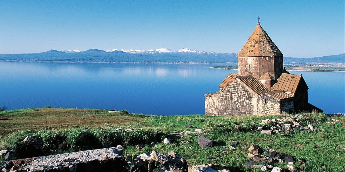 悲しい愛の伝説が残るセヴァン修道院　Sevan Lake