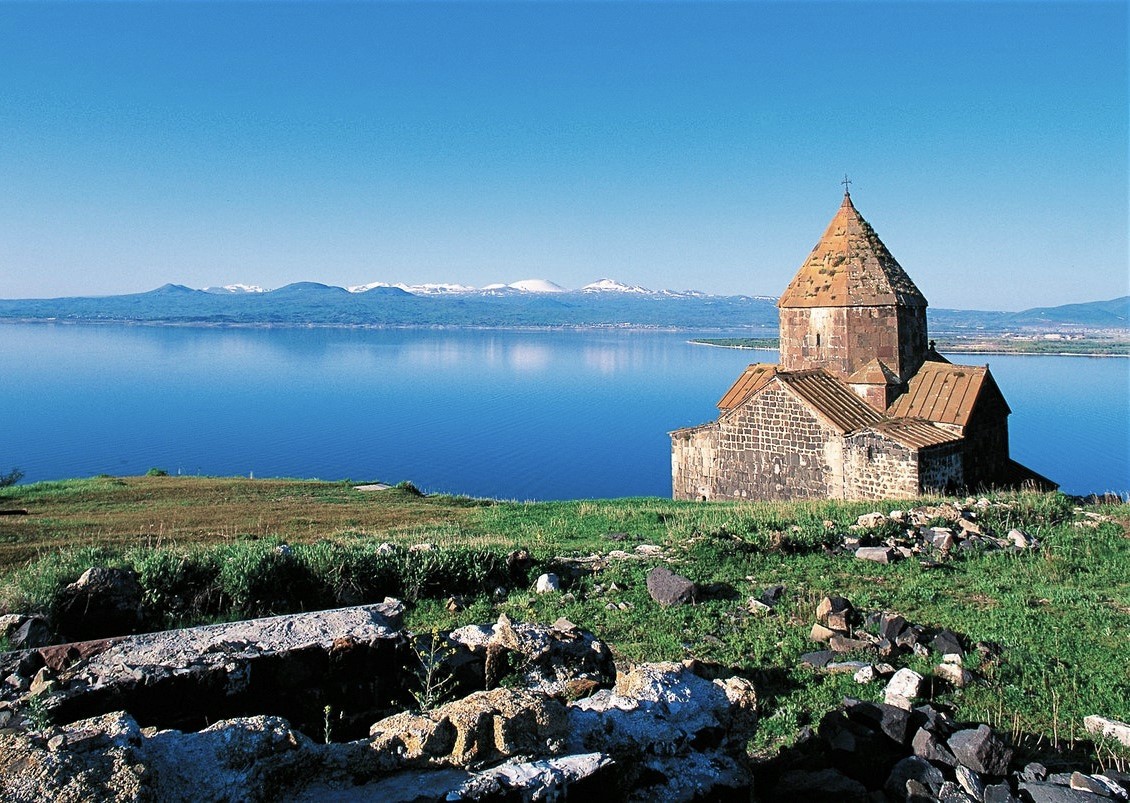悲しい愛の伝説が残るセヴァン修道院　Sevan Lake