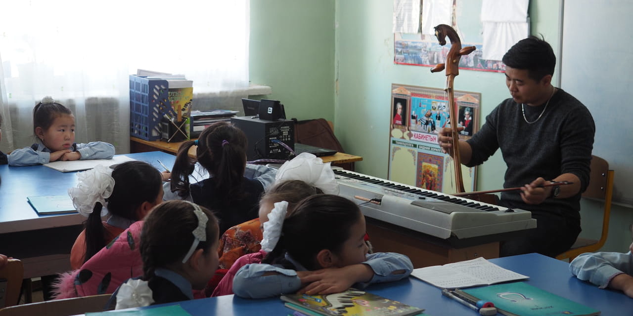 モンゴルの小学校で音楽の授業