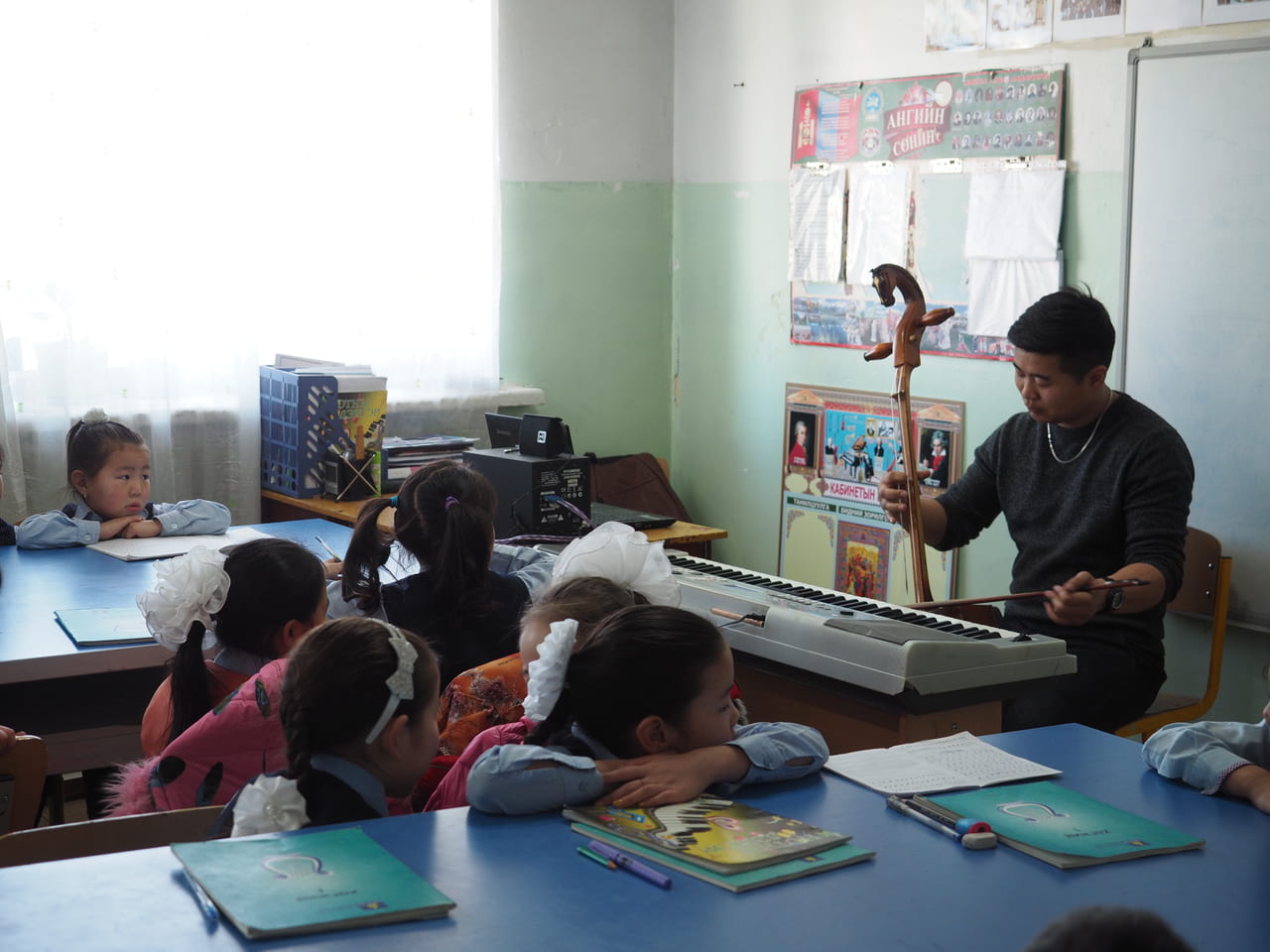 モンゴルの小学校で音楽の授業