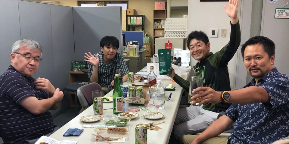 ソーシャルディスタンスを取りながら、中味は密な社内居酒屋(左から原、平野、荻原、風カルチャクラブの嶋田さん）