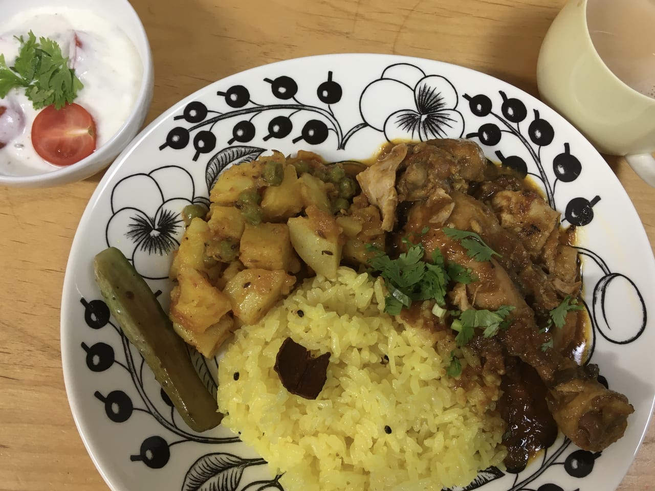 王道の”チキンカレー”。副菜はジャガイモのサブジ（スパイス野菜炒め）、ラーエタ（スパイス入りヨーグルト）、そしてチャイ