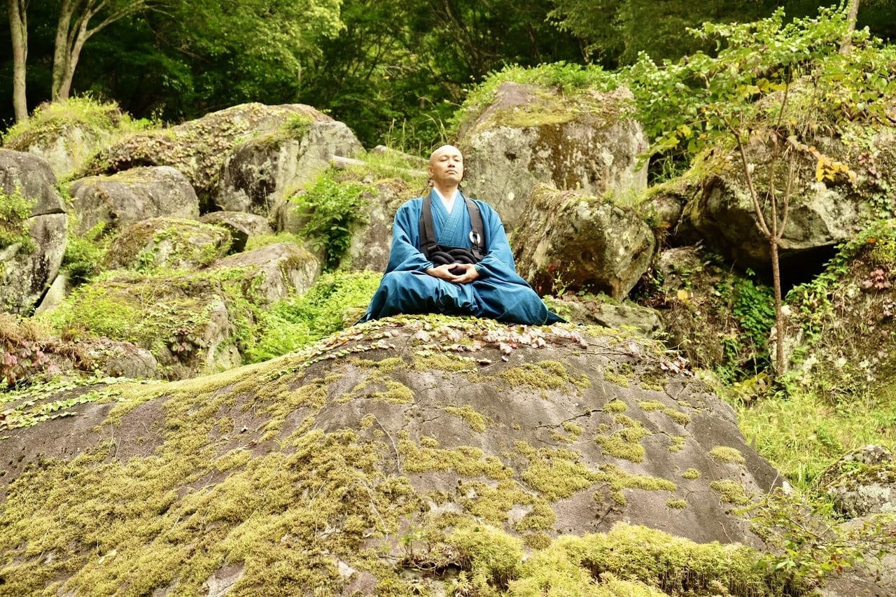 禅修行の場である石庭で座禅を組む青柳真元氏