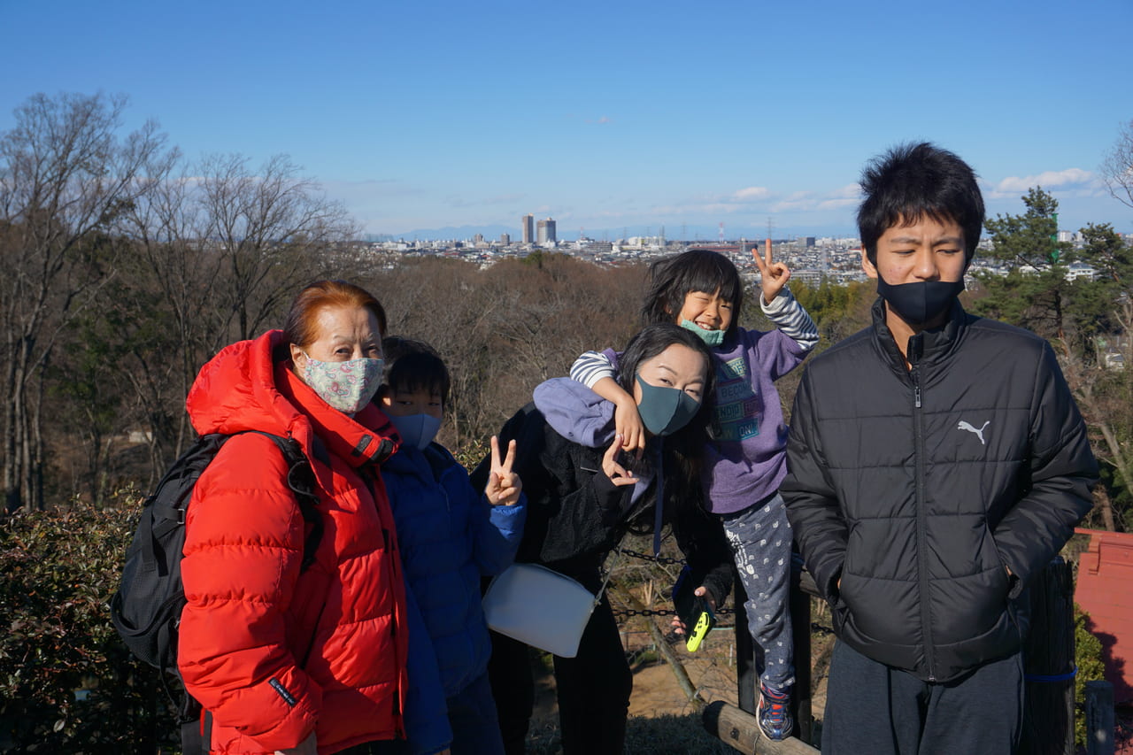 頂上から赤城山を遠くに記念写真