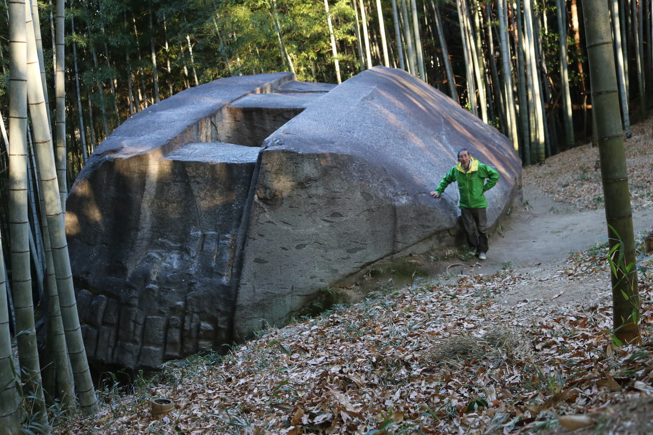 山中に転がる巨石に精巧な加工が（益田岩船）