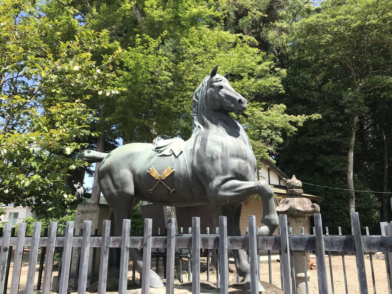 矢田坐久志玉比古神社境内の馬の像に描かれた矢