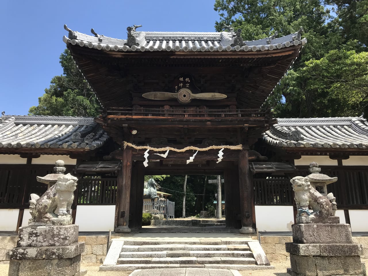 矢田坐久志玉比古神社　後ろはこんもりとした森でした